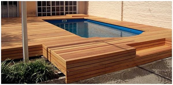 Deck de madera en obra residencial