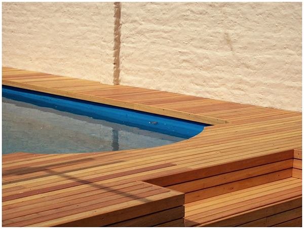 Deck de madera en obra residencial