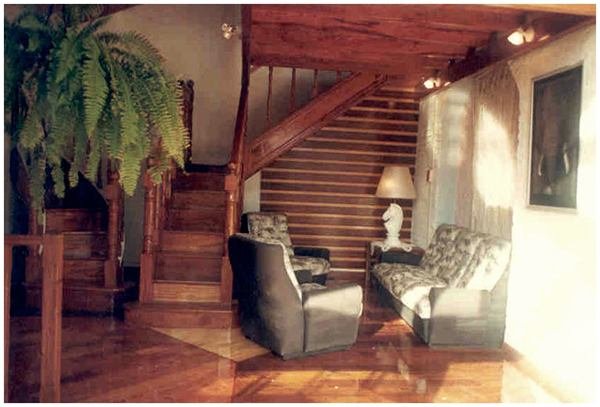 Escalera de madera en obra terminada