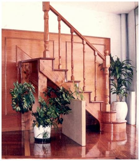 Escalera de madera con detalle de baranda