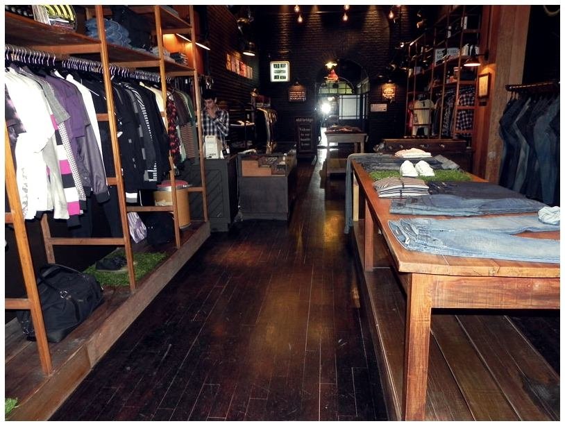 Piso de madera maciza en local comercial