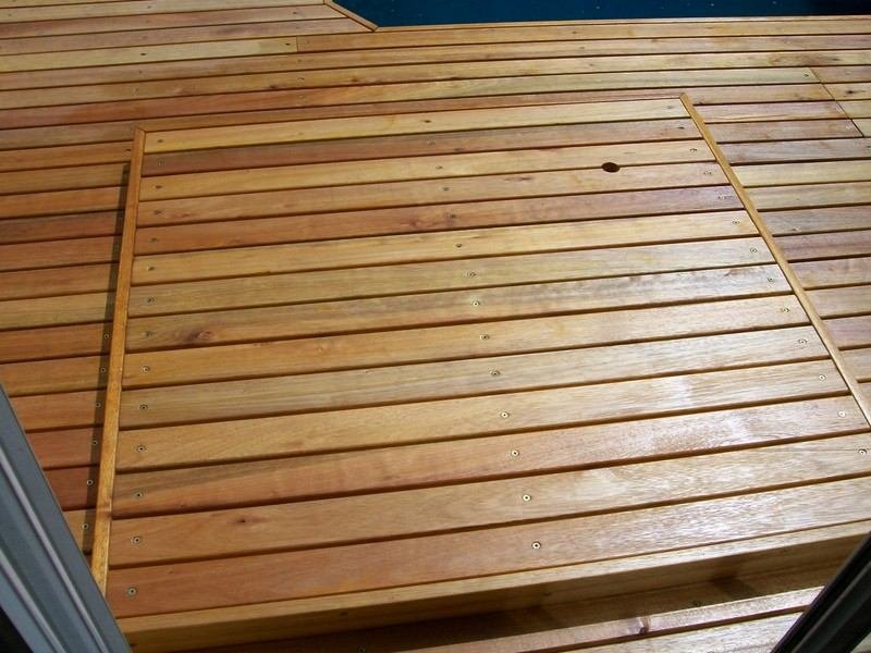 Deck de madera con cobertor para bomba de piscina