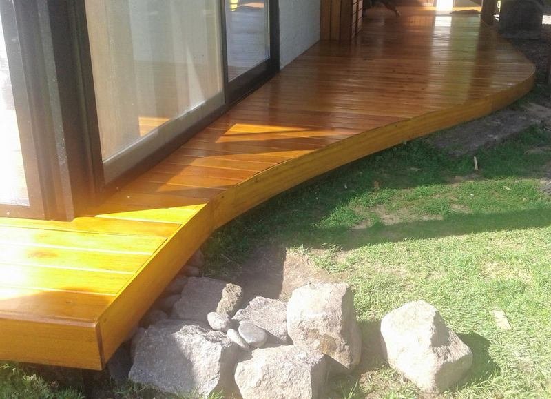 Deck de madera curvo en espacio exterior