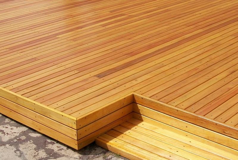 Deck de madera en desnivel