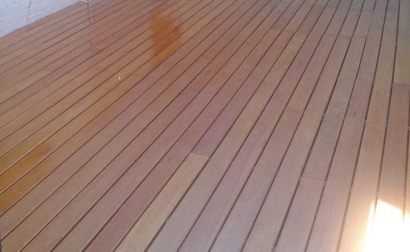 Deck de madera en proceso de impermeabilización