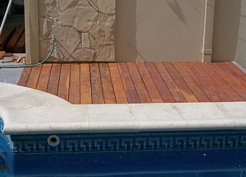 Deck de madera maciza construido alrededor de una piscina