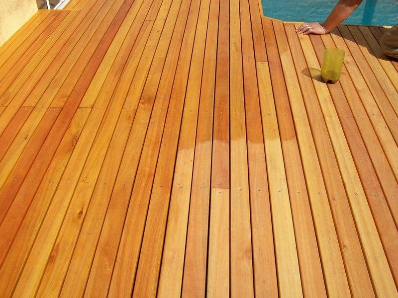 Proceso de impermeabilización de deck de madera