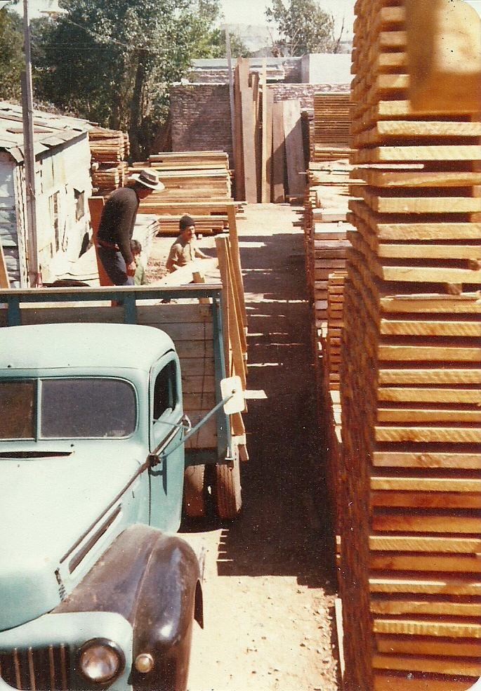 Estibas de madera en el aserradero propio