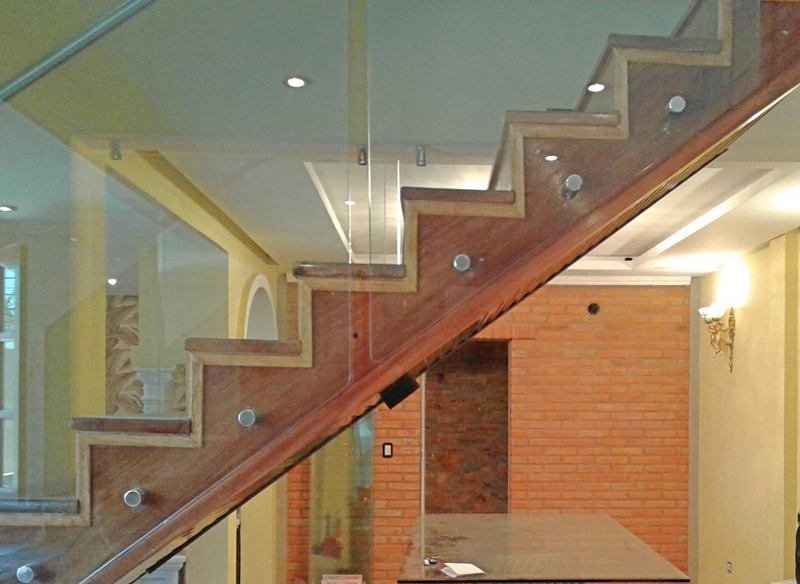 Escalera de madera con botones de acero