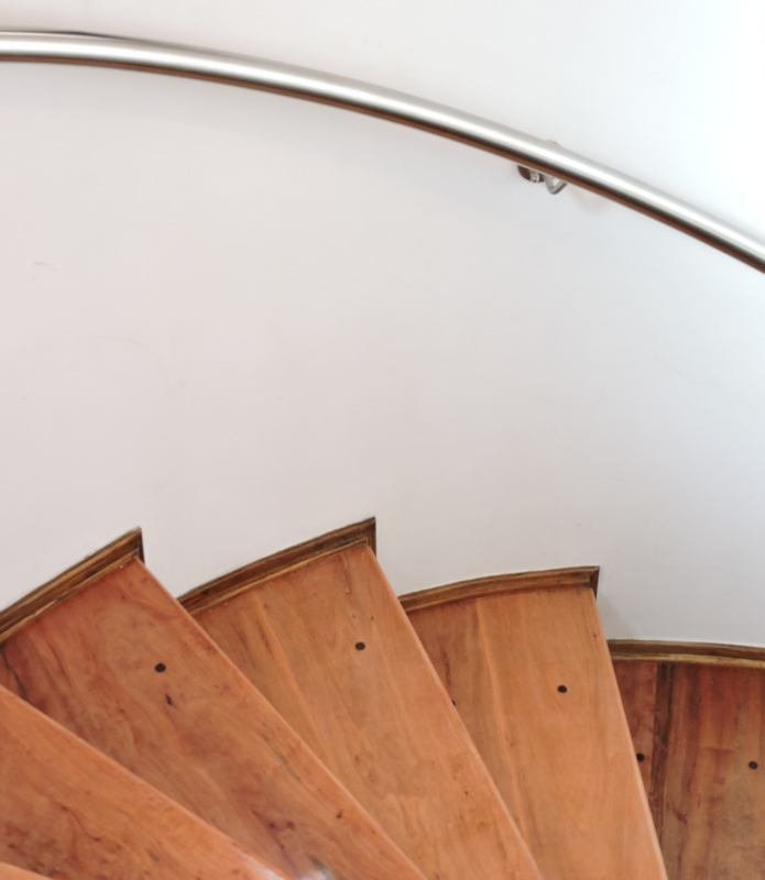 Escalera curva de madera realizada a medida
