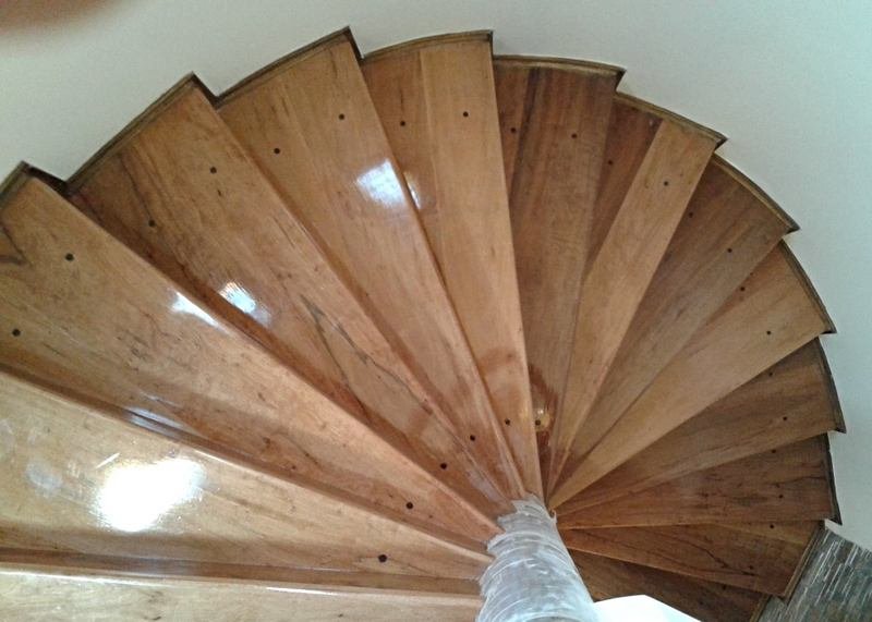 Escalera curva de madera, otro ángulo