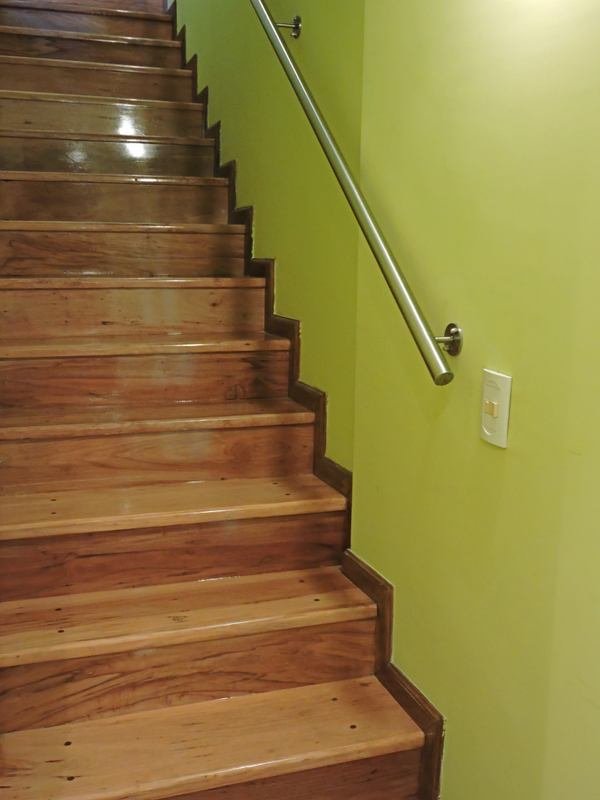 Escalera de madera con estructura metálica