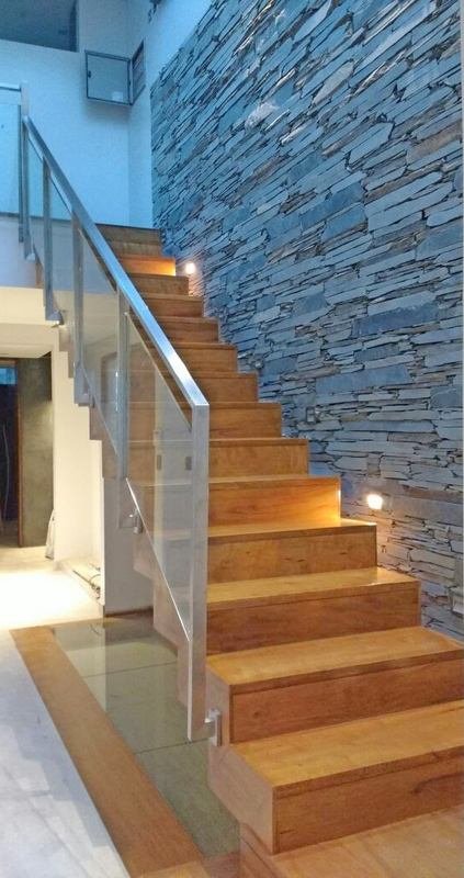 Escalera moderna combinada con piedra