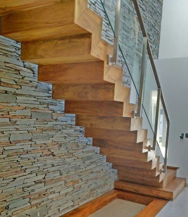 Escalera moderna con revestimiento de piedra