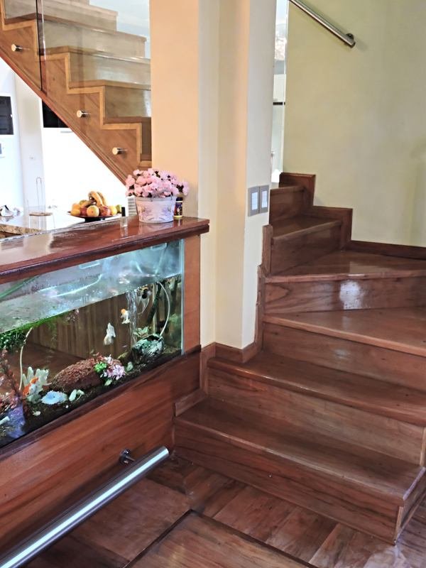 Escalera de madera con detalle tipo pecera