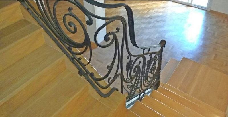 Escalera de madera combinada con piso