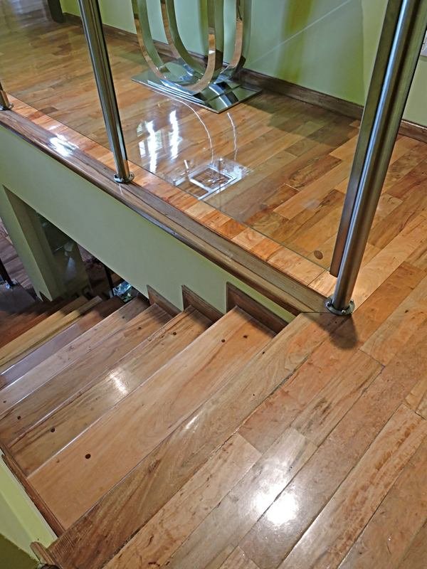 Escalera moderna combinada con piso de madera