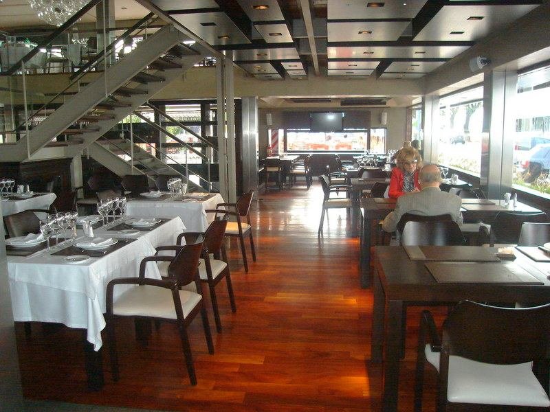 Piso de madera maciza terminado, vista amplia