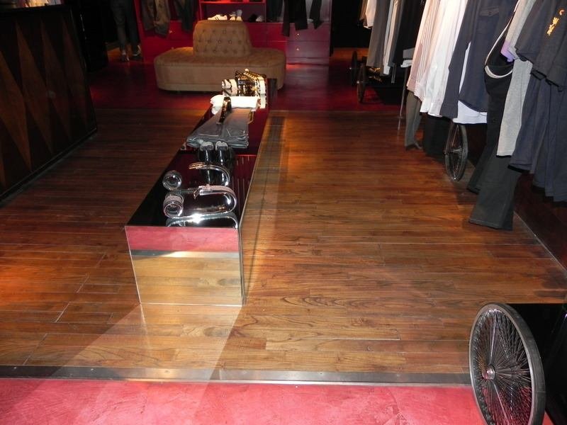 Detalle de piso de madera maciza instalado
