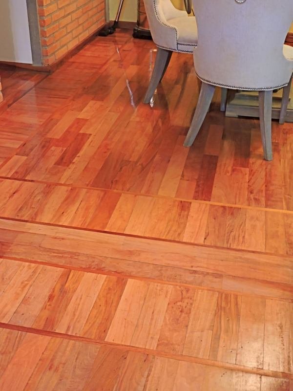 Piso de madera maciza con guarda decorativa