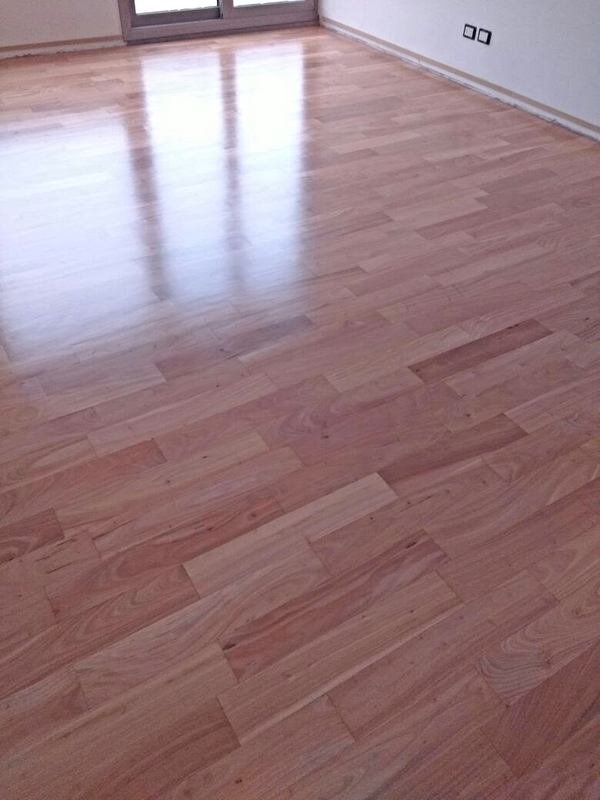 Piso de madera maciza plastificado en ambiente interior