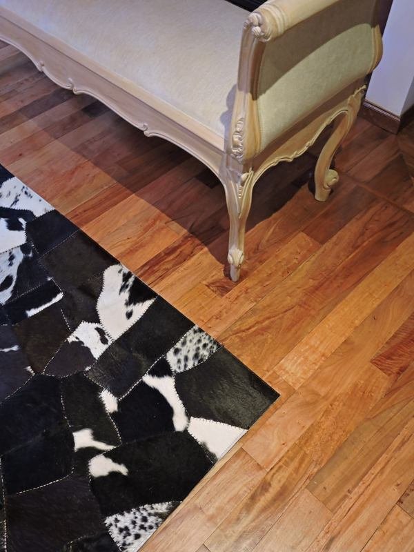 Piso de madera maciza instalado en ambiente interior