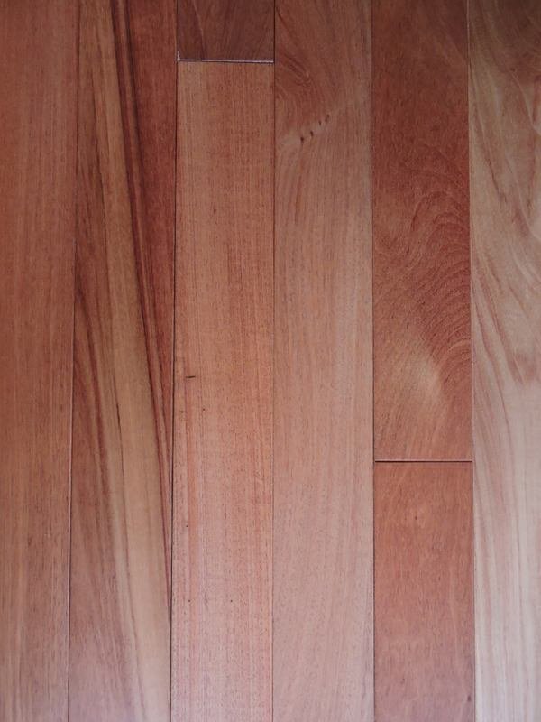Piso prefinished de madera maciza, terminación de fábrica