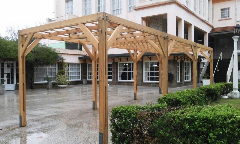 Pérgola de madera de gran tamaño