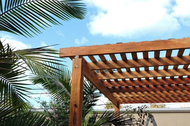 Pérgola de madera en espacio exterior